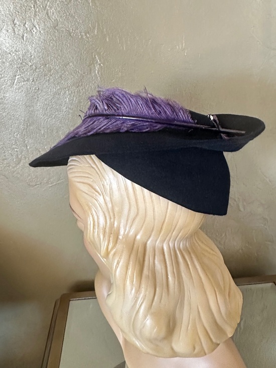 EXCEPTIONAL 1940s\' BLACK FELT WIDE BRIM TILT HAT + PURPLE OSTRICH FEATHERS main image 12